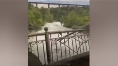 قصف روسي يغرق سكان مدينة أوكرانية (فيديو)