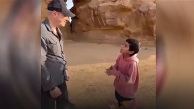 طفل سعودي يبهر السائحين بلغته الإنجليزية ومطالب بتكريمه (شاهد)