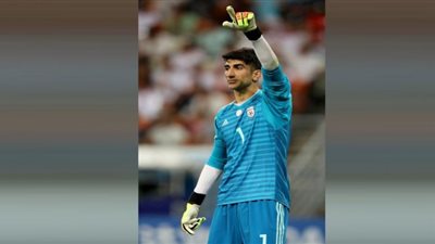 شاهد..لحظة إصابة علي رضا حارس مرمى منتخب إيران