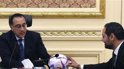 رئيس الوزراء يُثمن تصنيع كرة كأس العالم 2022 بأيد مصرية