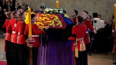 طقوس الوداع الأخير للملكة إليزابيث.. زي خاص للأمراء