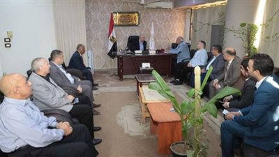 محافظ بني سويف يطمئن على توافر السلع الأساسية والتموينية