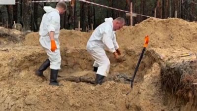 أطباء شرعيون يفتحون قبورًا جماعية لجنود أوكرانيين (شاهد)