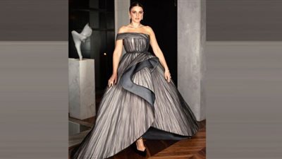 درة زروق زهرة وسط بستان ورود.. شاهد