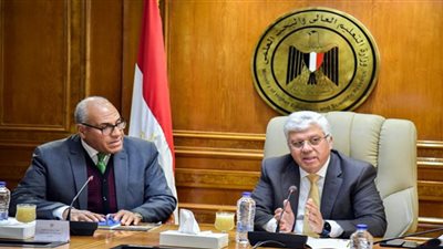 بحث آليات تصنيع أول سيارة كهربائية مصرية