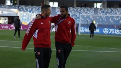 الجهاز الفني بالأهلي يعاين أرضية ملعب ابن بطوطة