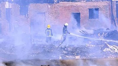 اخماد حريق بمخلفات أخشاب أعلى سطح عقار