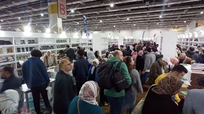 معرض القاهرة الكتاب .. تزاحم وإقبال كبير على جناح قصور الثقافة