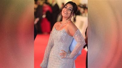 أيتن عامر تتألق بالبنفسج في «القاهرة السينمائي»