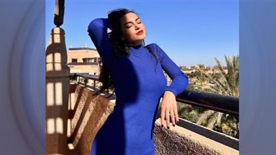 كارمن سليمان تشعل إنستجرام بالأزرق والكعب العالي