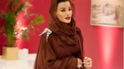 إطلالة الشيخة موزة تُبهر العالم.. اعرف ماركة العباءة وثمن البروش