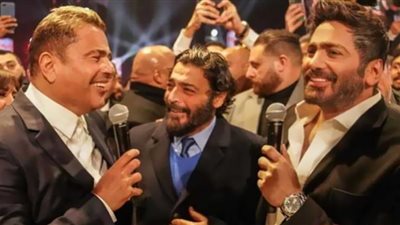 حقيقة انفعال عمرو دياب على حميد الشاعري في حفل زفاف أحمد عصام (فيديو)