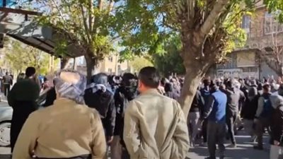 قوات الأمن في إيران تستخدم الرصاص ضد المتظاهرين (فيديو)