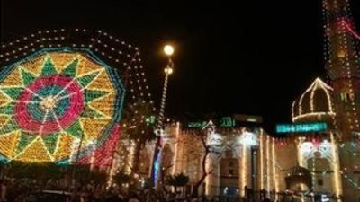 البائعون يفترشون محيط مسجد السيدة زينب احتفاء بمولدها