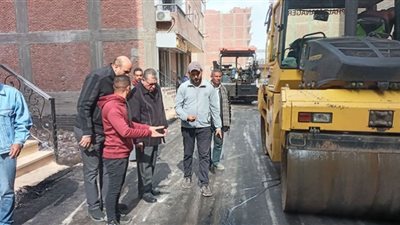 أسيوط: استمرار أعمال رصف عدد من الشوارع بمدينة القوصية