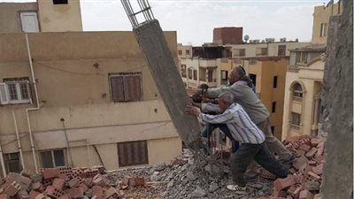 نائب محافظ القاهرة تتابع أعمال إزالة مخالفات بناء بالمعراج السفلي