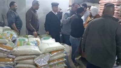 ضبط عربية جامبو محملة بأسمدة من دون فواتير في الجيزة