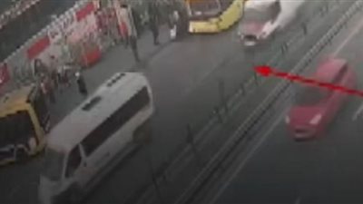 وفاة شخصين تحت عجلات حافلة نقل عام| فيديو