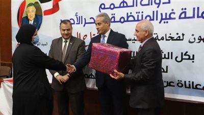 وزير القوى العاملة يُسلم وثائق تأمين وماكينات تفصيل لإقامة مشروعات صغيرة
