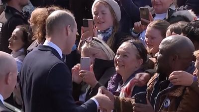 الأمير وليام يصافح المعزين القادمين لرؤية نعش الملكة إليزابيث (شاهد)