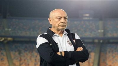 فيريرا يتفقد أرضيه ملعب أحمدو أهيدجو قبل انطلاق المران