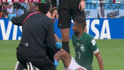 سلمان الفرج يخرج مصابًا من مباراة السعودية والأرجنتين (فيديو)