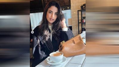 دُرَّة زروق تبهر العيون بالأسود (صور)