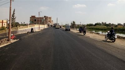 محافظ الإسماعيلية يتابع أعمال رصف طريق بر أيسر ترعة السويس