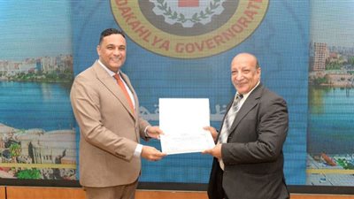 محافظ الدقهلية يكرم المشاركين في القافلة الطبية بشمال سيناء