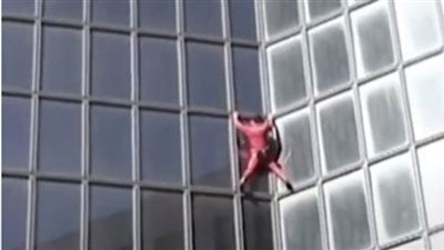 الرجل العنكبوت يتسلق ناطحة سحاب (فيديو)