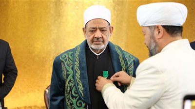 مفتي كازاخستان يهدي شيخ الأزهر زي 