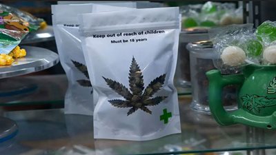 جمارك مطار القاهرة تضبط أكياس ماريجوانا وحلوى بالمخدرات