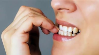 طبيبة تكشف أسباب صادمة لقضم الأظافر