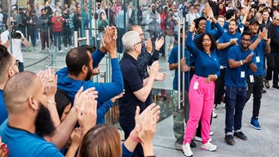 (شاهد) رئيس Apple يرحب بمشتري سلسلة iPhone 14