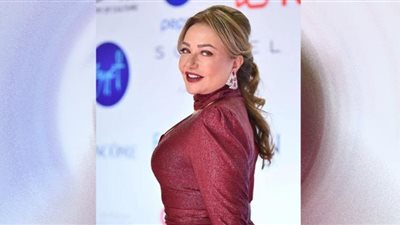 ليلى علوي تسحر العيون بالفوشيا الفاقع