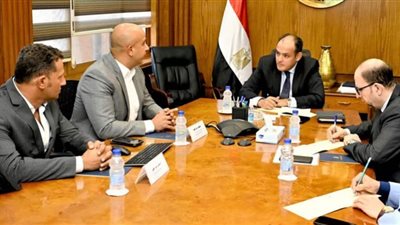وزير التجارة يلتقي ممثلي أول شركة مصرية تعمل بمجال تحويل المركبات للطاقة الكهربائية