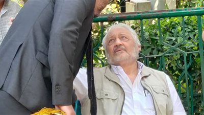 وصول جثمان زوجة خالد زكي لمسجد مصطفى محمود.. صور