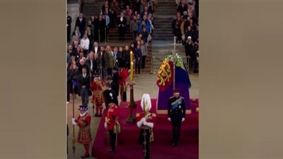 حراسة ملكية لنعش إليزابيث (فيديو)