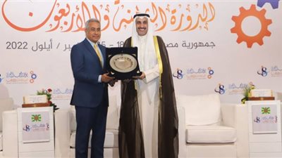 العمل العربية تُهدي وزير القوى العاملة درع المنظمة