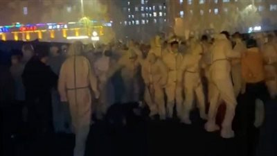 احتجاجات وشغب في أكبر مصنع iPhone (فيديو)