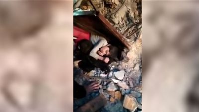 إنقاذ عائلة سوريّة من تحت الأنقاض في تركيا (شاهد)