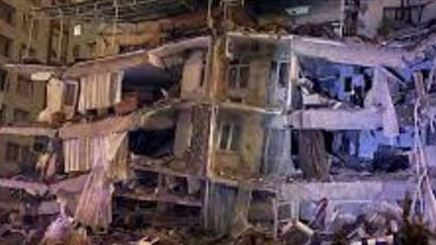 تطاير العمائر وفزع المارة في زلزال تركيا (شاهد)