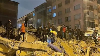 استغاثة من تحت الأنقاض .. زلزال تركيا المدمر يمتد إلى دول أخرى