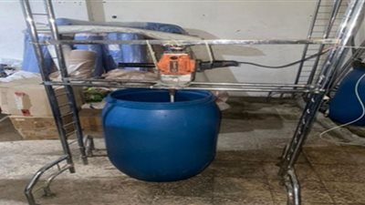 القبض على متهم بإدارة مخزن لتصنيع مياه السيارات من دون ترخيص