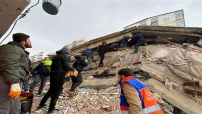 أب يلقن ابنه العالق تحت أنقاض الزلزال الشهادة بسوريا (شاهد)