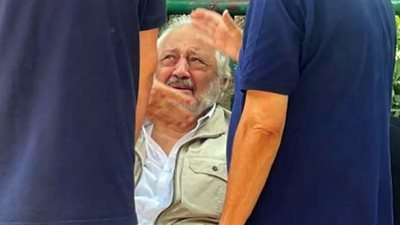 خالد زكي يدخل في نوبة بكاء بجنازة زوجته (صور)