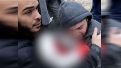 مشاهد مؤثرة لسوري فَقَدَ رضيعه في الزلزال المدمر (فيديو)