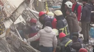 مئات العائلات محاصرة تحت الأنقاض في سوريا (فيديو)