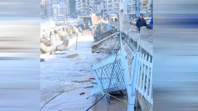 الأمواج تضرب شواطئ الإسكندرية
