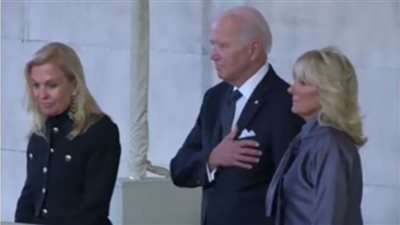 بايدن وزوجته يودعان جثمان الملكة إليزابيث (فيديو)